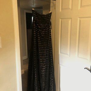 VERA WANG STRAPLESS GOWN